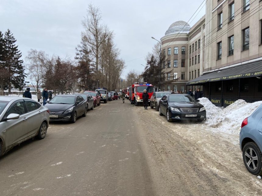 Больше ста человек эвакуировались из офисного здания на бульваре Гагарина в Иркутске из-за задымления