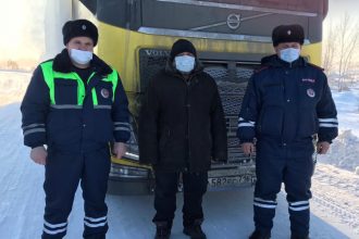 Дальнобойщик, приехавший в Саянск за грузом, чуть не замерз на трассе