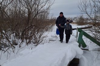 Дети из пяти садоводств вблизи поселка Маркова ходят в школу по опасной дороге