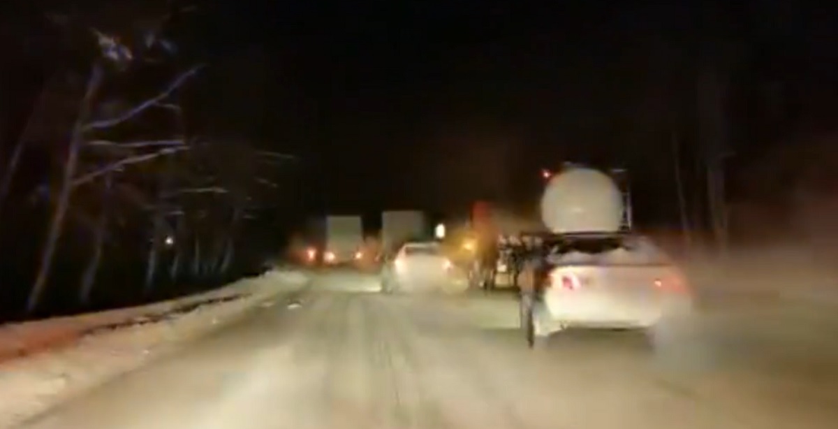 Фуры не могут подняться в гору на участке трассы "Байкал" из-за непогоды