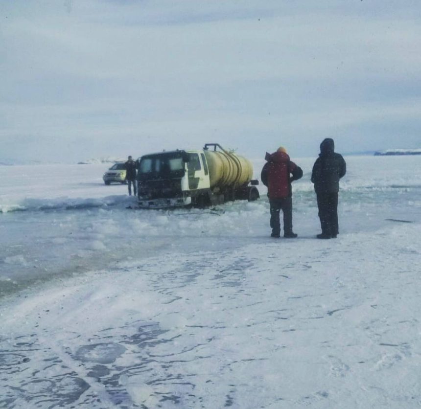 Груженый автомобиль для откачки выгребных ям провалился в трещину на льду Байкала