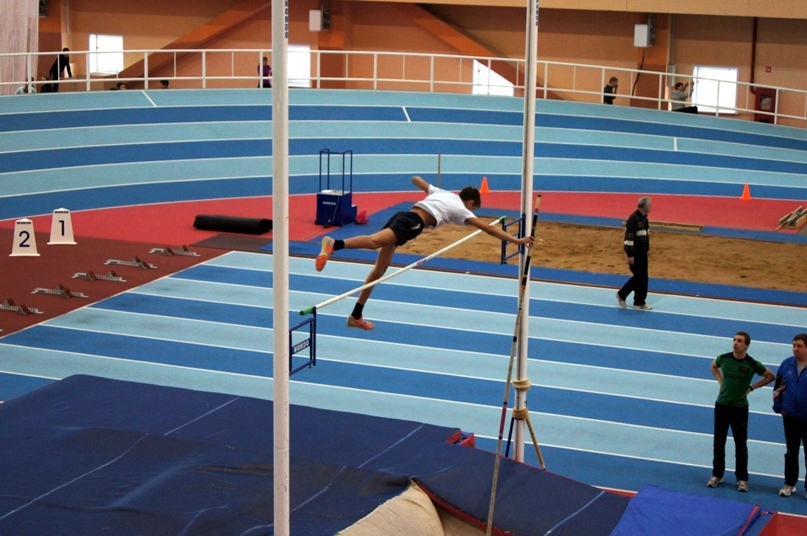 Иркутский спортсмен занял третье место на Всероссийском фестивале прыжков с шестом в Москве