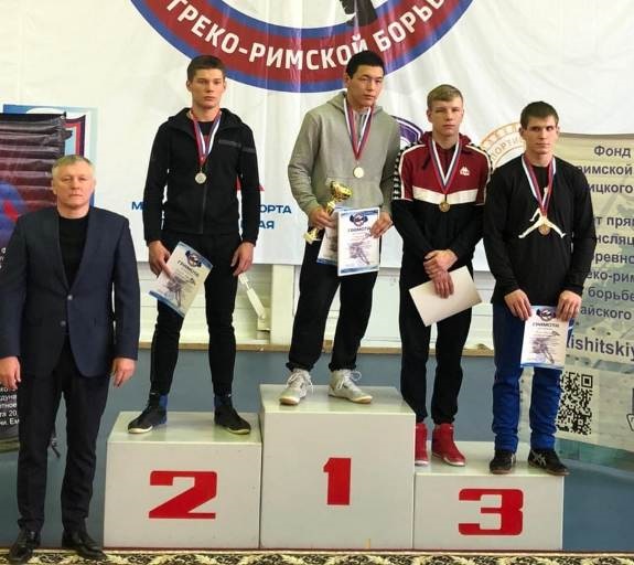 Иркутянин Данил Софин завоевал серебряную медаль на первенстве СФО по греко-римской борьбе