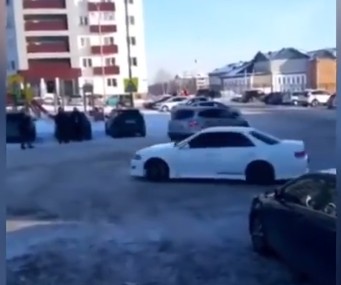 Лихача из Иркутска оштрафовали за дрифт на придомовой территории