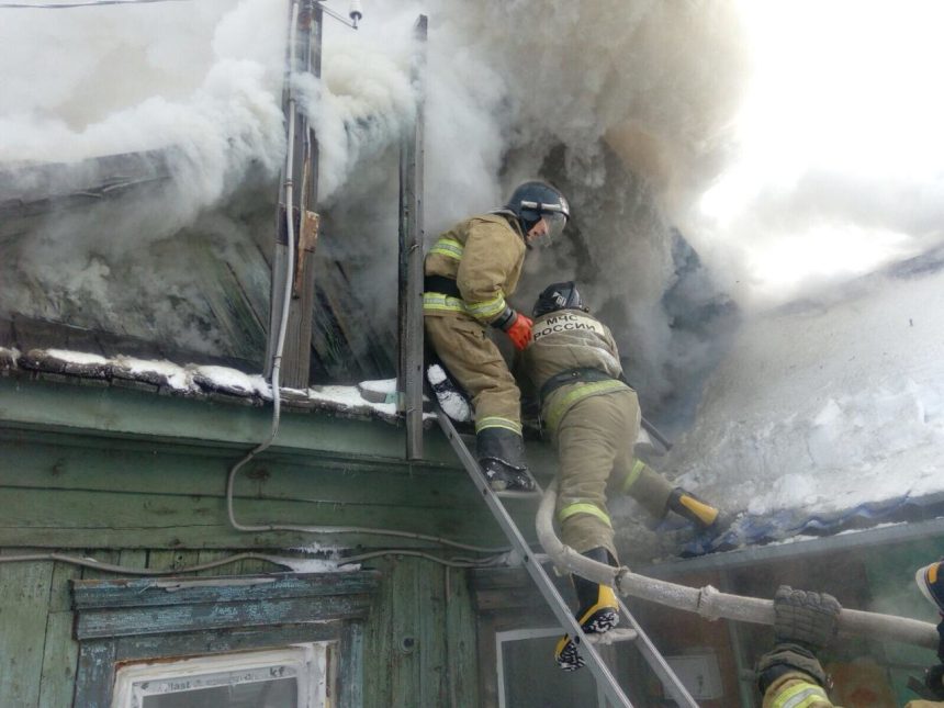Мужчину с ожогами госпитализировали после пожара в селе Оса Иркутской области