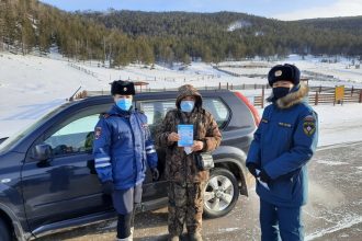 Перепады температур и частые землетрясения провоцируют образование трещин на льду Байкала