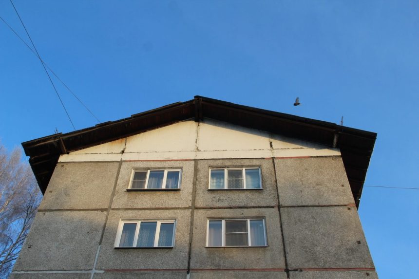 Пятилетний мальчик выпал из окна третьего этажа в Ангарске