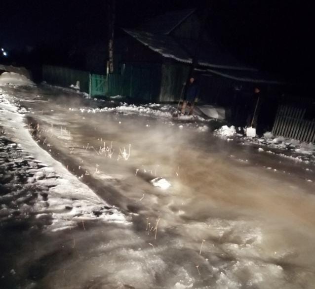 Придомовую территорию затопило в Култуке из-за разлива наледных вод реки Тиганчихе