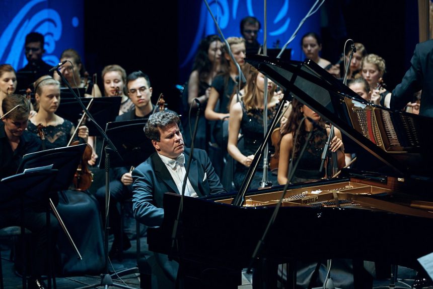 Российский оркестр под руководством Сладковского откроет фестиваль "Звезды на Байкале" в Иркутске
