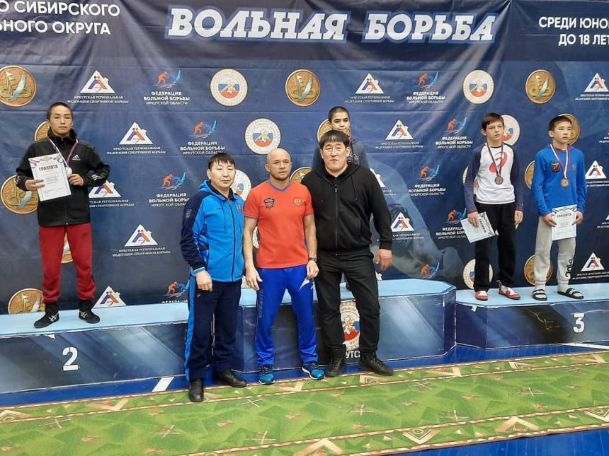 Восемь медалей завоевали спортсмены Иркутской области на первенстве СФО по вольной борьбе