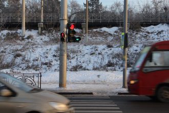 Автобус №80 с 15-ю пассажирами врезался в столб на улице Академической в Иркутске