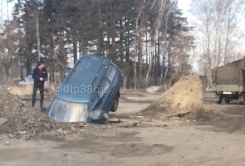 Автомобиль провалился в яму в Ангарске
