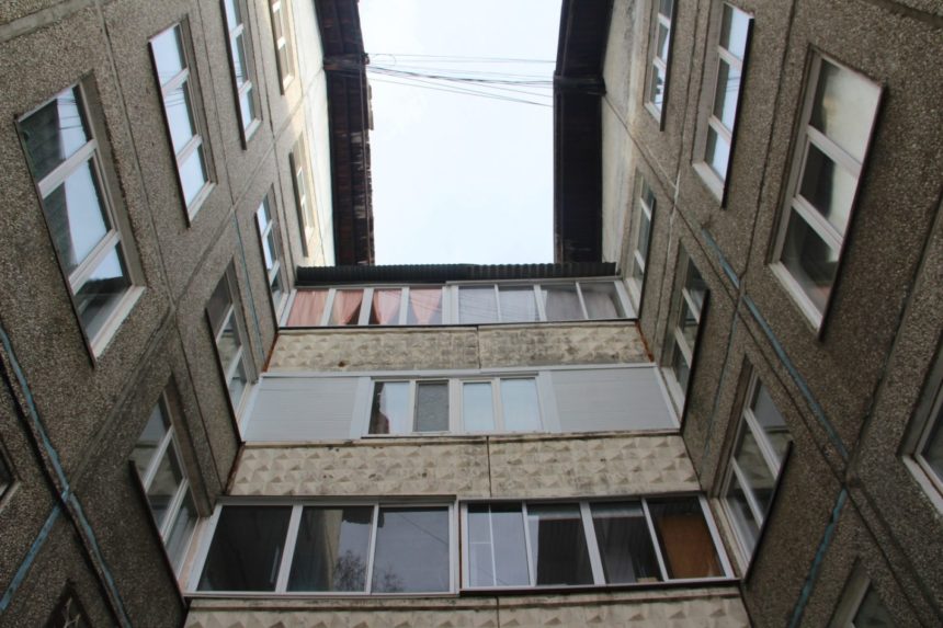 Два человека погибло, пытаясь спуститься с балконов на простынях, в Приангарье