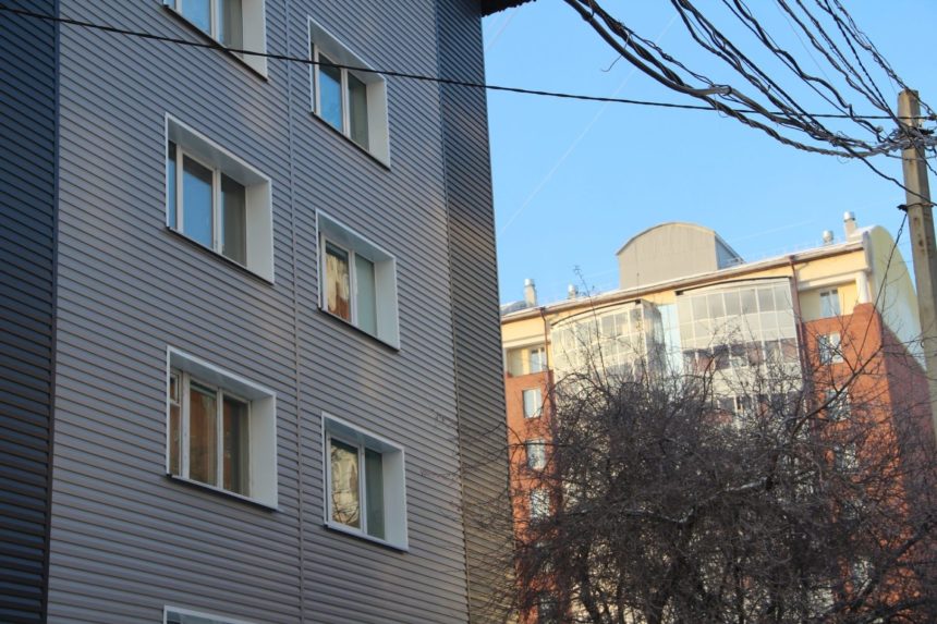 Двое маленьких детей вылезли в окно третьего этажа в Братске, пока матери не было дома
