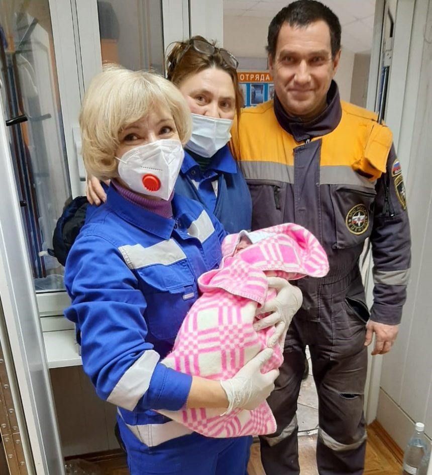 Группа спасателей успешно приняла роды в поселке Никола Иркутской области минувшей ночью