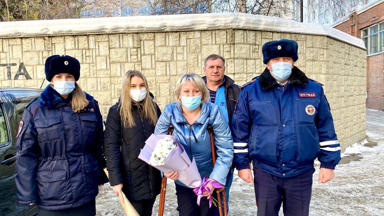 Иркутянка, поскользнувшись на лестнице, сломала ногу. Ей помогли полицейские