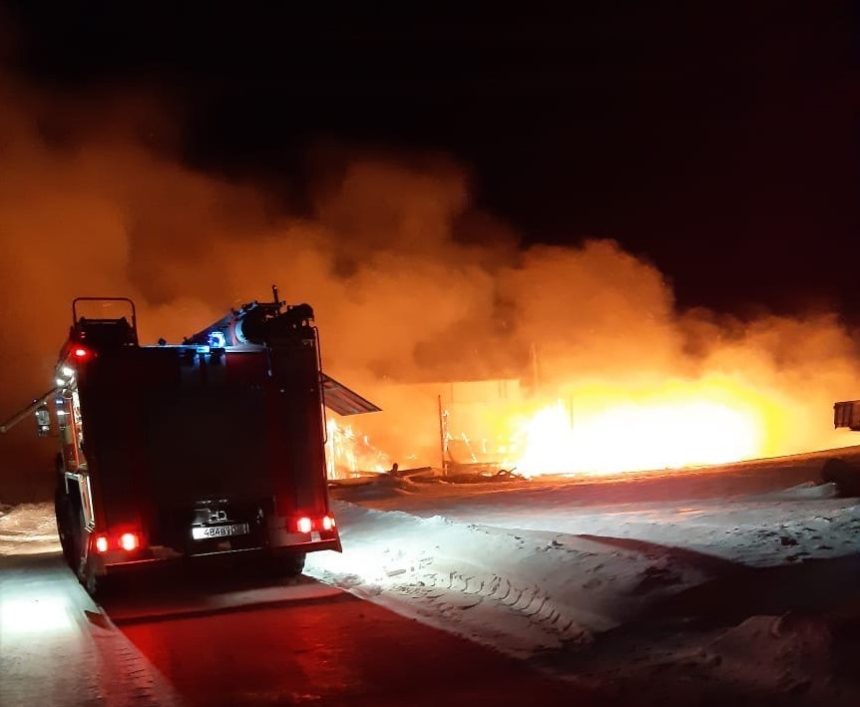 Крупный пожар ликвидируют в селе Ершово Усть-Илимского района