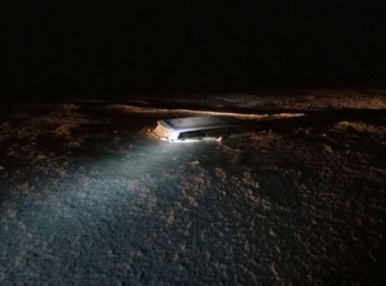Машина с тремя людьми провалилась под лёд на Байкале вечером 6 марта