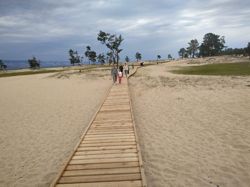 На Сарайском пляже построят дополнительный километр деревянной тропы