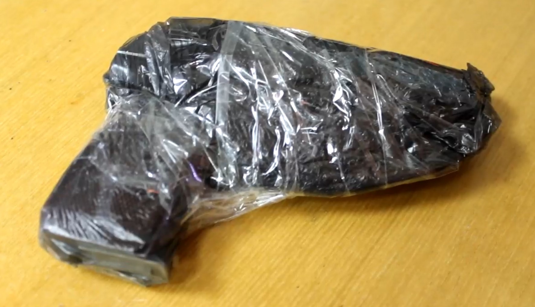 Нетрезвый пассажир выстрелил из травматического пистолета в водителя такси в Иркутске