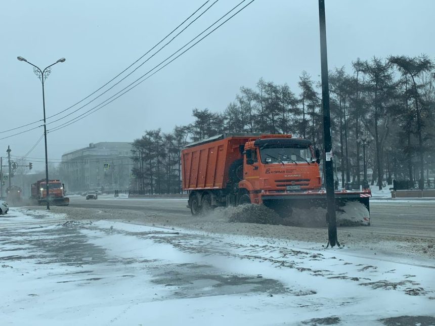 Последствия сильного ветра и метели устраняют в Иркутске