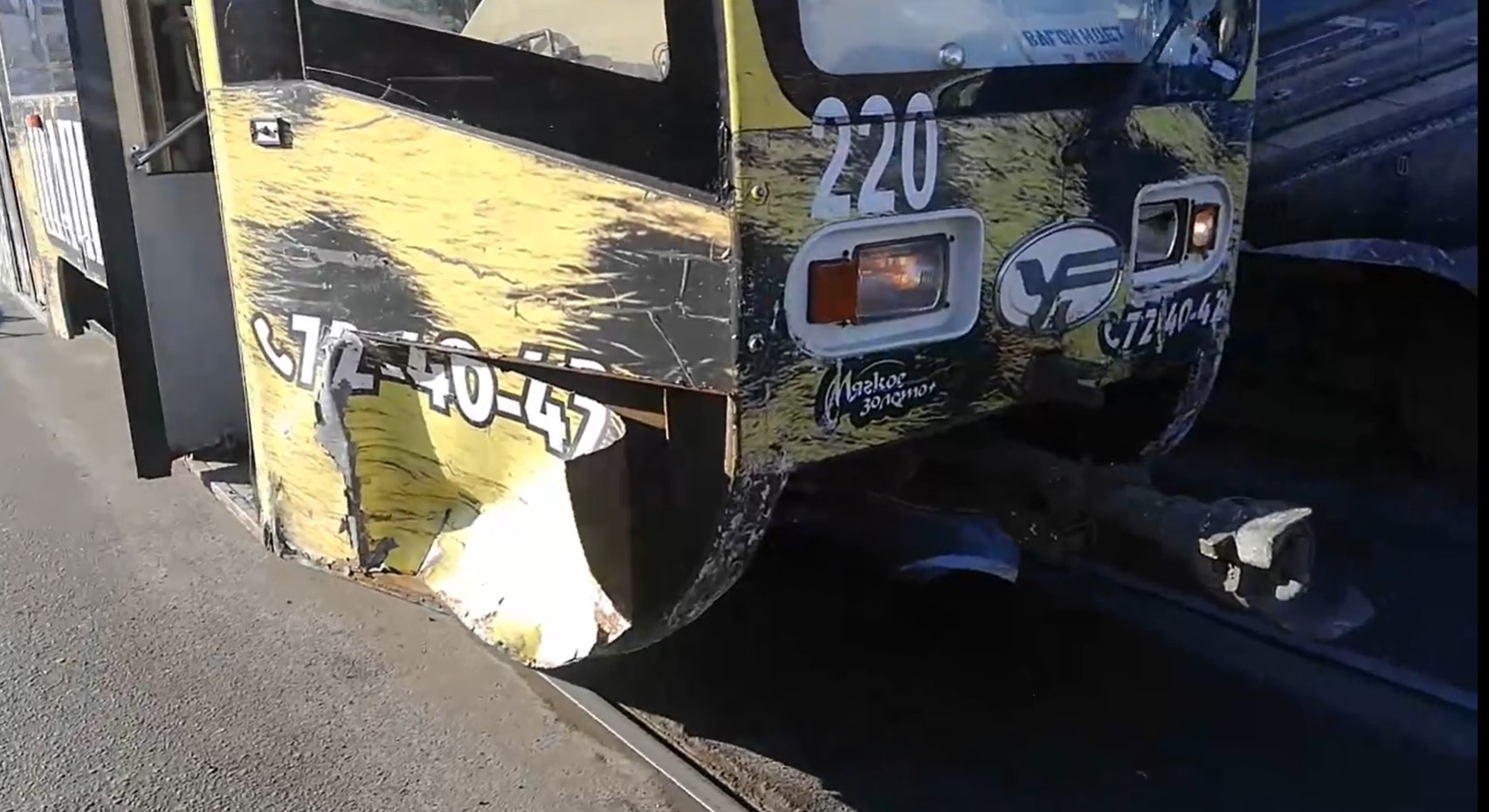 Следователи СК работают на месте ДТП с участием трамвая, который протаранил 9 авто в Иркутске