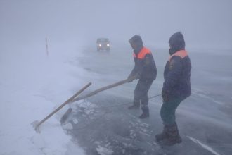 Спасатели оказывают помощь водителям, попавшим в метель на Байкале