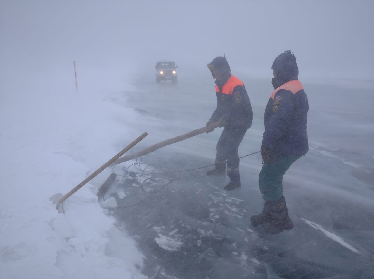 Спасатели оказывают помощь водителям, попавшим в метель на Байкале