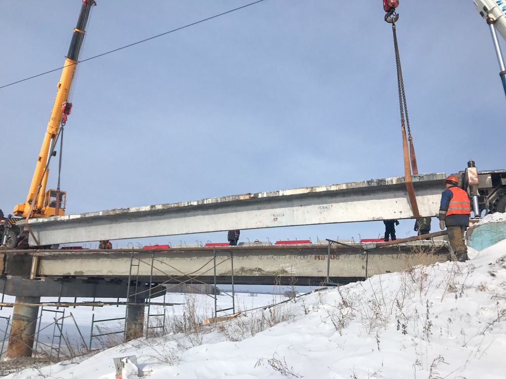 Специалисты начали менять балки моста через реку Тангуйка в Братском районе