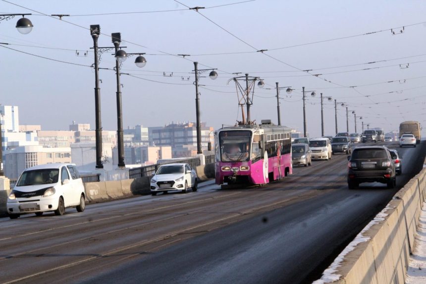 Трамвай столкнулся с несколькими автомобилями в Иркутске 5 марта