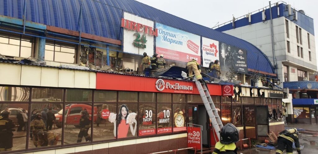 Цветочный магазин в ТЦ «Первомайский» горел утром 22 марта