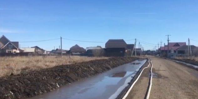 Участки, дома и дорогу подтопило в селе Хомутово Иркутского района