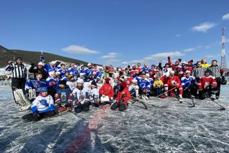 Звездные спортсмены сыграли в хоккей на льду Байкала