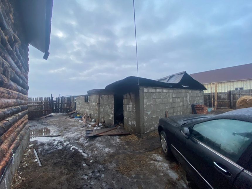 Десять лошадей погибло на пожаре в деревне Турская Иркутского района