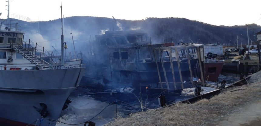 Два катера сгорели в поселке Никола в Иркутском районе