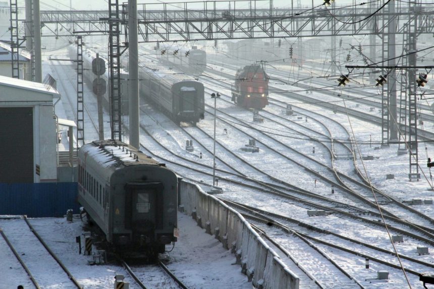 Два школьника хотели покататься на платформе грузового поезда в Иркутске