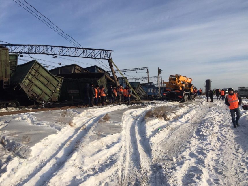 Двух железнодорожников осудят за сход 30 вагонов с углем на станции Мегет 