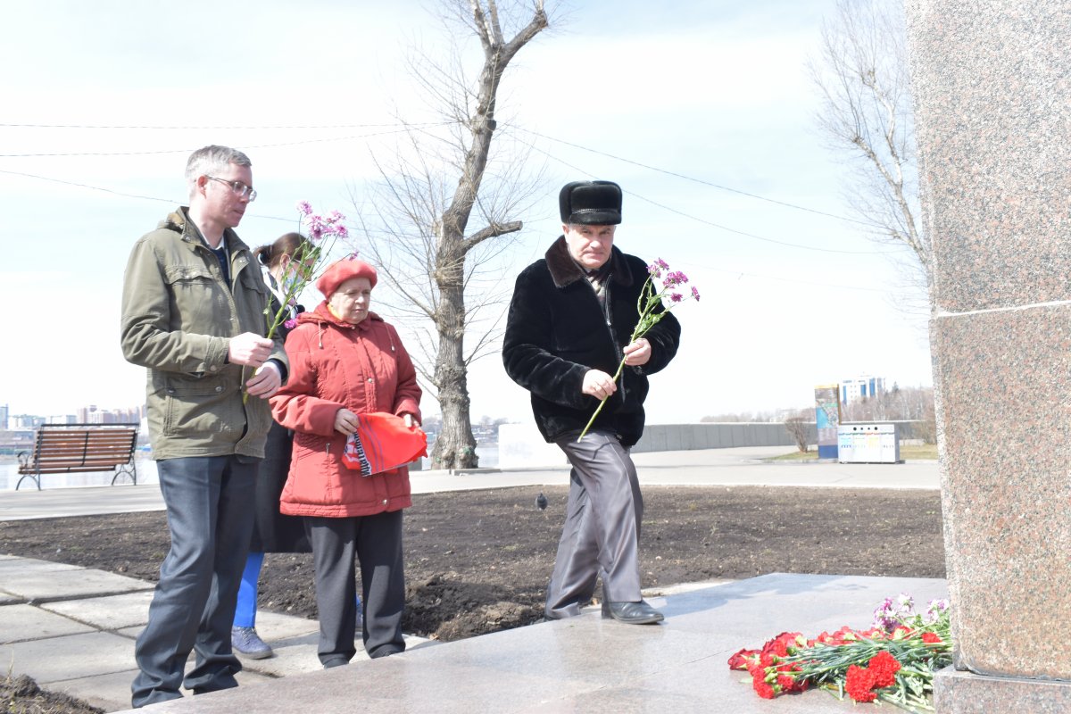 Коммунисты и комсомольцы возложили цветы к памятнику Гагарину в Иркутске