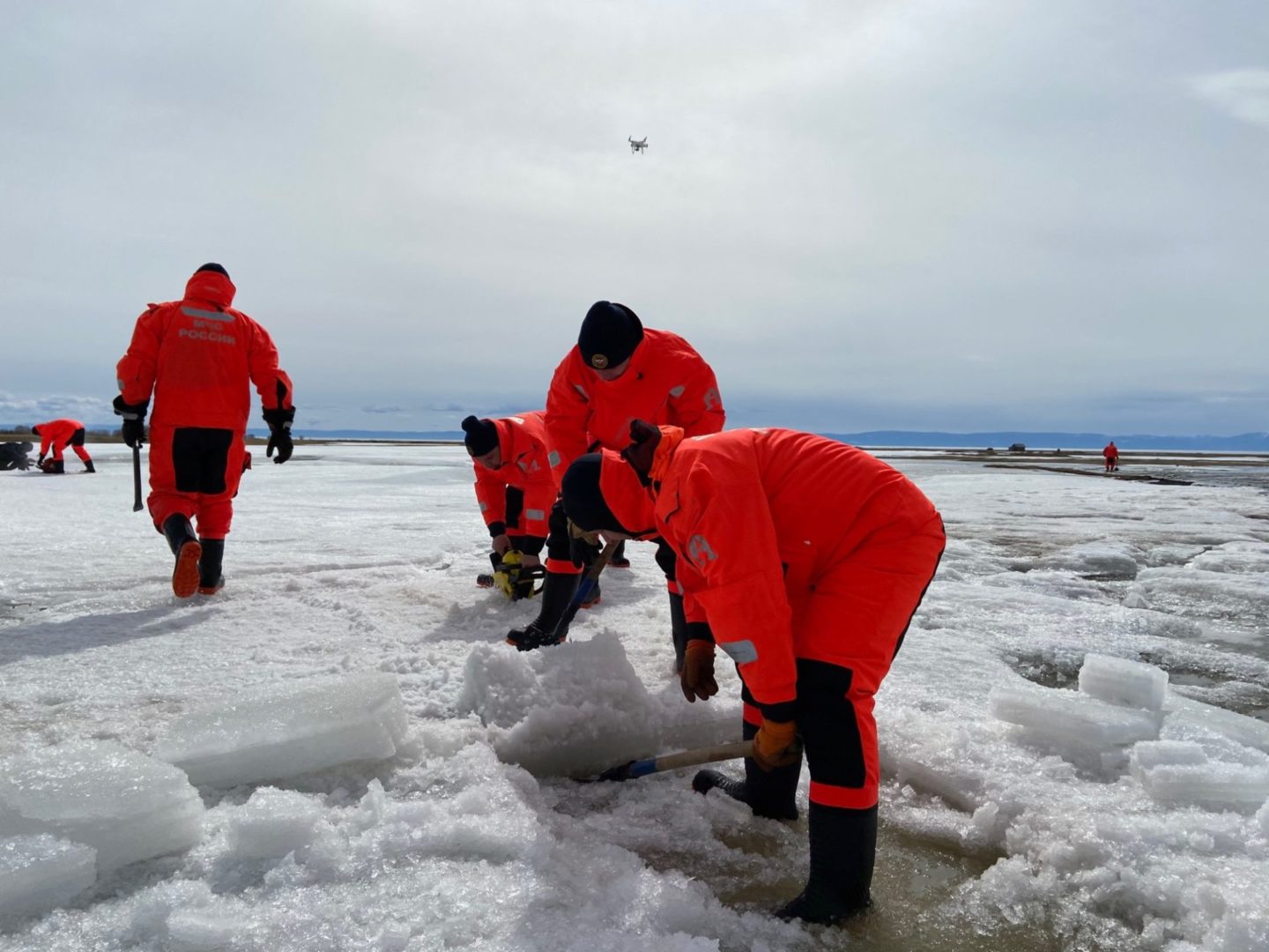 МЧС продолжает работать на месте разлива реки в Большом Голоустном