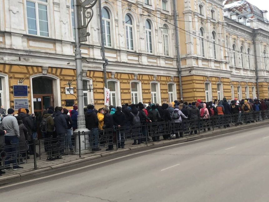 Несанкционированная акция в поддержку Навального прошла в Иркутске 21 апреля