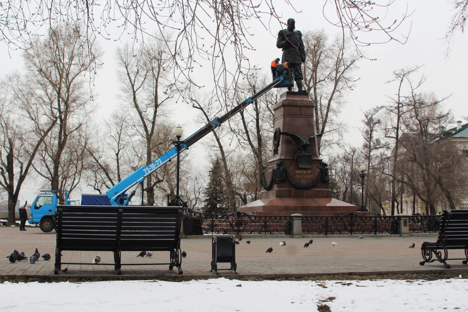 Памятники моют в Иркутске после зимы. Фото и видео