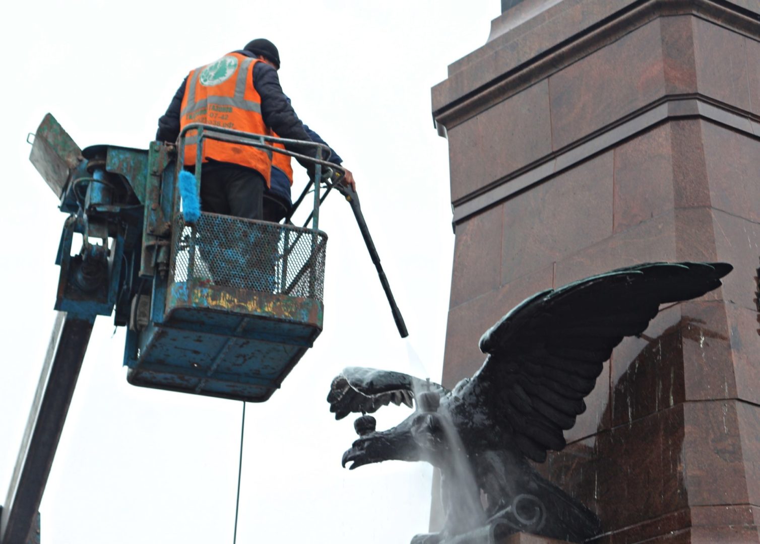 Памятники моют в Иркутске после зимы. Фото и видео