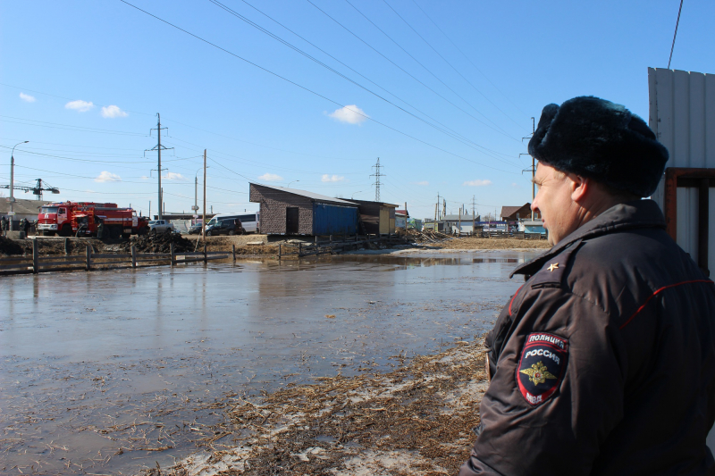 Полицейские продолжают дежурить на подтопленных участках в Иркутском районе