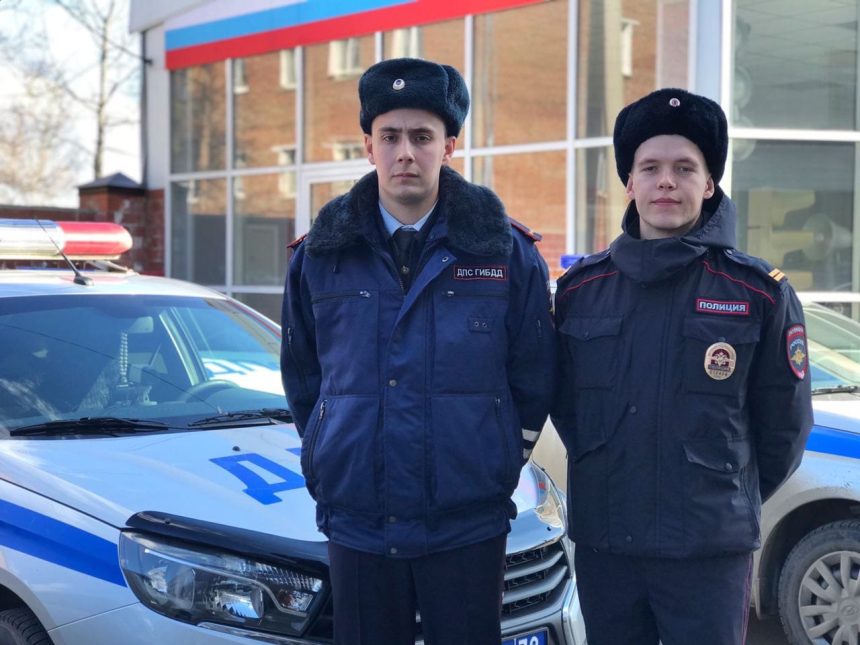 Полицейские в Иркутске экстренно доставили в больницу задыхающегося ребенка