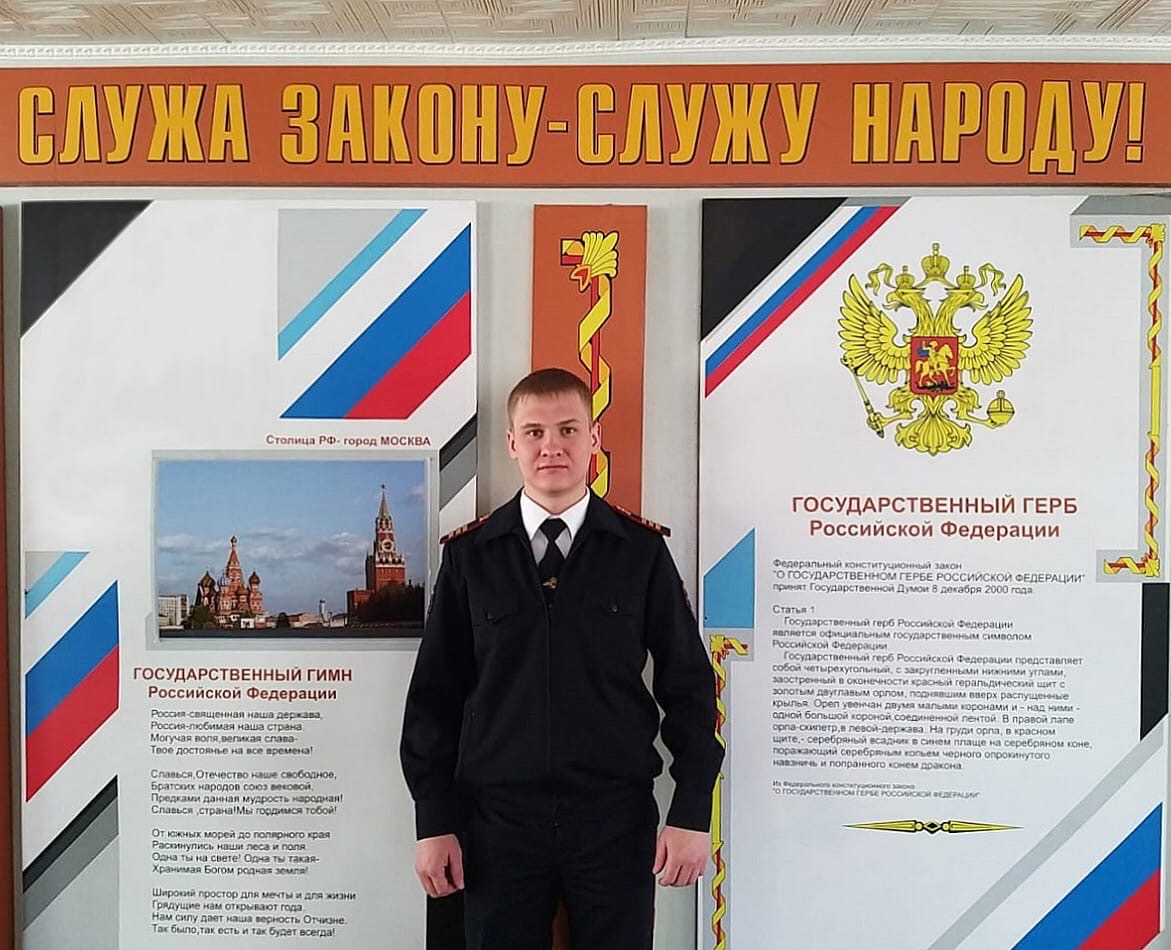 Полицейского наградили за спасение мужчины из горящего дома в Железногорск-Илимске
