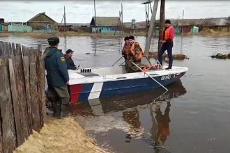 Река вышла из берегов и подтопила участки в поселке Залари Иркутской области