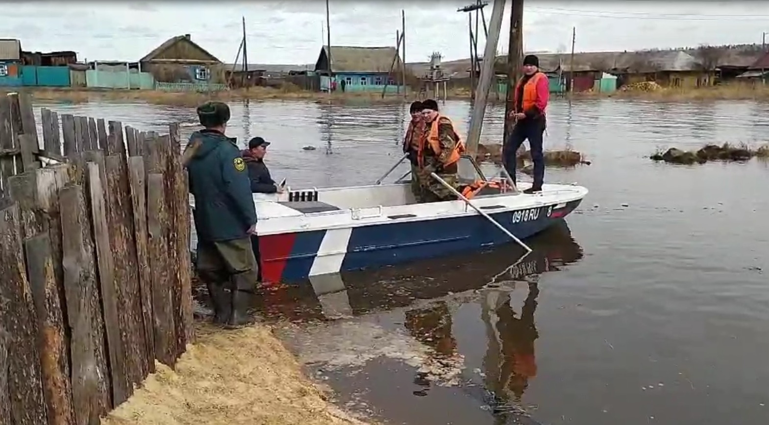 Река вышла из берегов и подтопила участки в поселке Залари Иркутской  области — Иркутск Сегодня