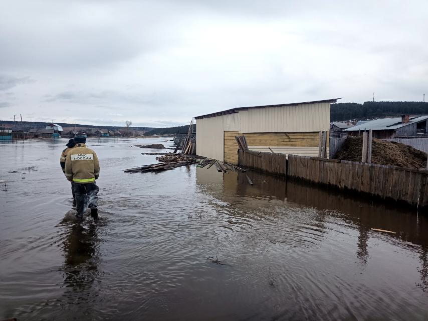 Режим ЧС ввели в Заларях из-за резкого подъема уровня воды 8 апреля. Видео