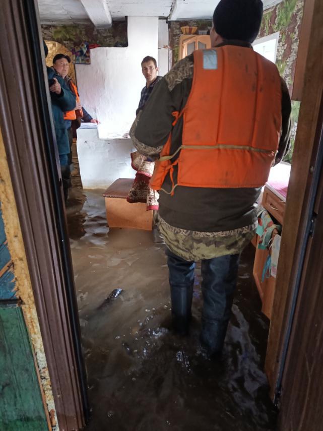Режим ЧС ввели в Заларях из-за резкого подъема уровня воды 8 апреля. Видео