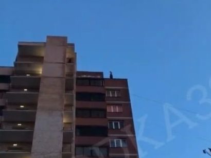 Спасатели сняли мужчину, пытавшегося спрыгнуть с крыши многоэтажки в Иркутске